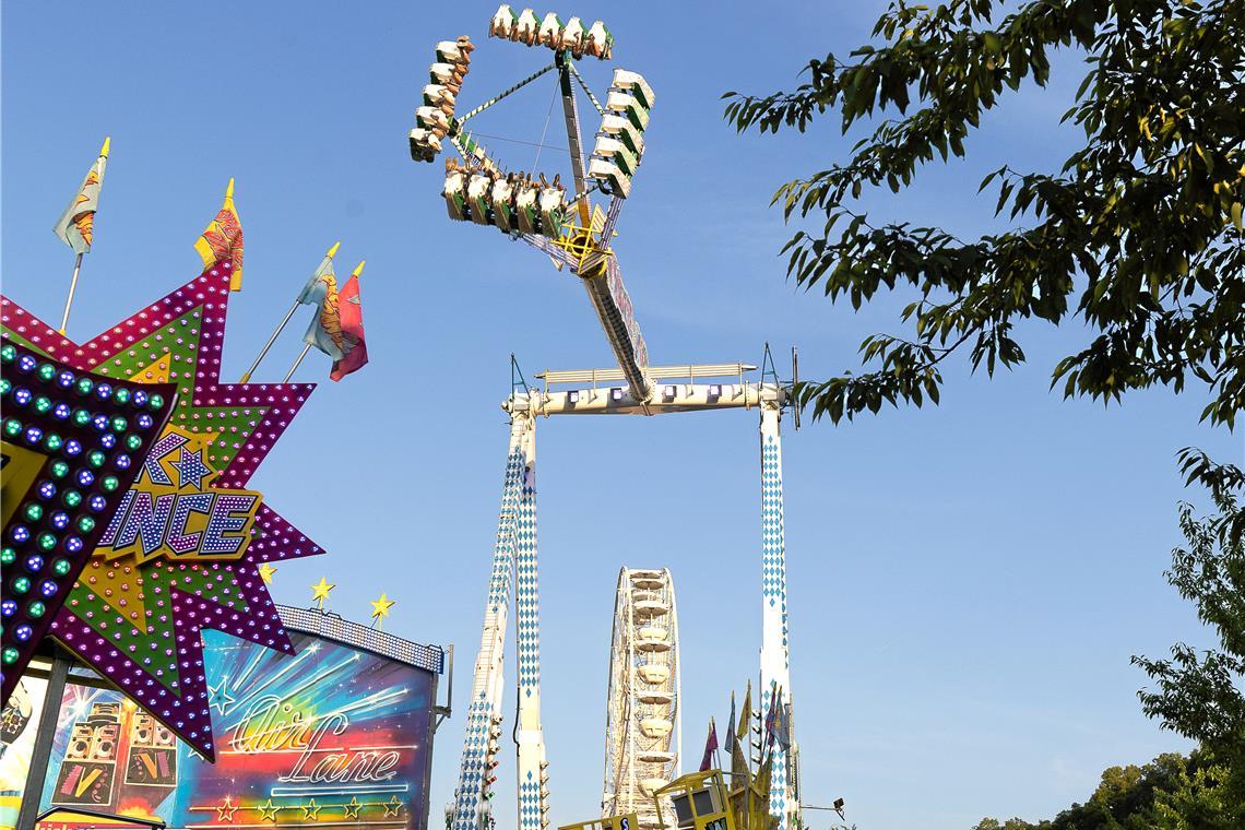 Die Riesenschaukel „XXL Höhenrausch“ stand zuletzt 2018 auf der Bleichwiese. Ebenfalls seit Langem einmal wieder mit dabei ist das Spiegellabyrinth. Foto: Alexander Becher
