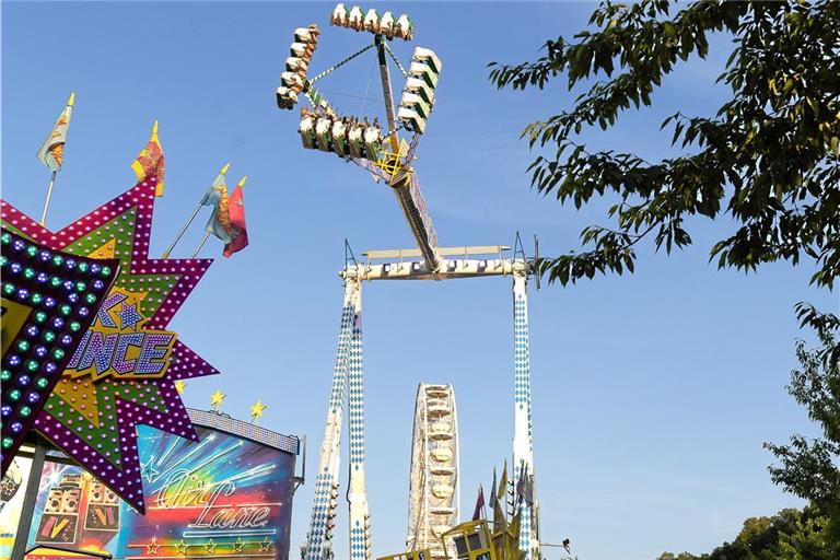 Die Riesenschaukel „XXL Höhenrausch“ stand zuletzt 2018 auf der Bleichwiese. Ebenfalls seit Langem einmal wieder mit dabei ist das Spiegellabyrinth. Foto: Alexander Becher