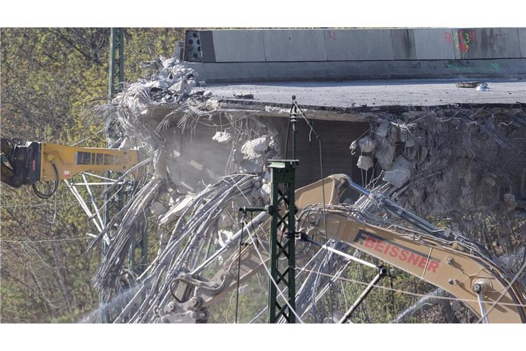 Die Ringbahnbrücke im Westen Berlins war Mitte März aus Sicherheitsgründen kurzfristig komplett gesperrt und dann abgerissen worden. (Archivfoto)