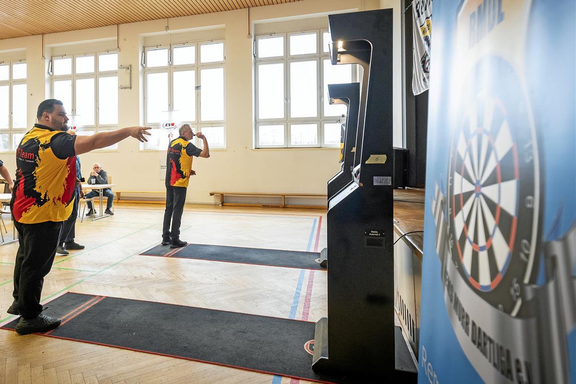 Die RMDL-Spieler Kevin Schmetzer (links) und Günther Nothdurft beim Landesliga-Heimspieltag in der Steinbacher Dorfhalle. Foto: Alexander Becher