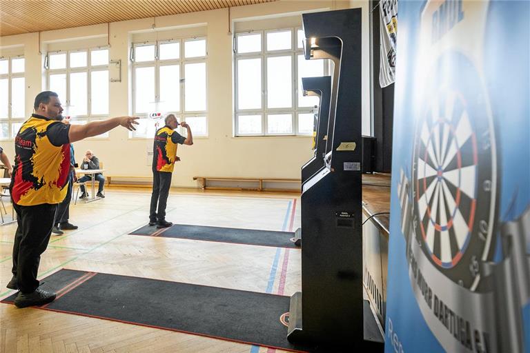 Die RMDL-Spieler Kevin Schmetzer (links) und Günther Nothdurft beim Landesliga-Heimspieltag in der Steinbacher Dorfhalle. Foto: Alexander Becher