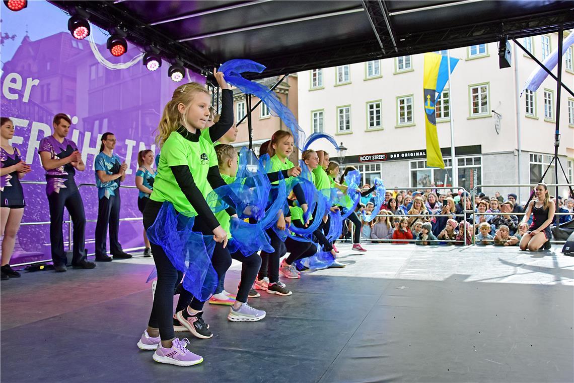 Die Rocking Turtels zeigen ein buntes Programm auf der Marktplatzbühne.Tulpenfrü...
