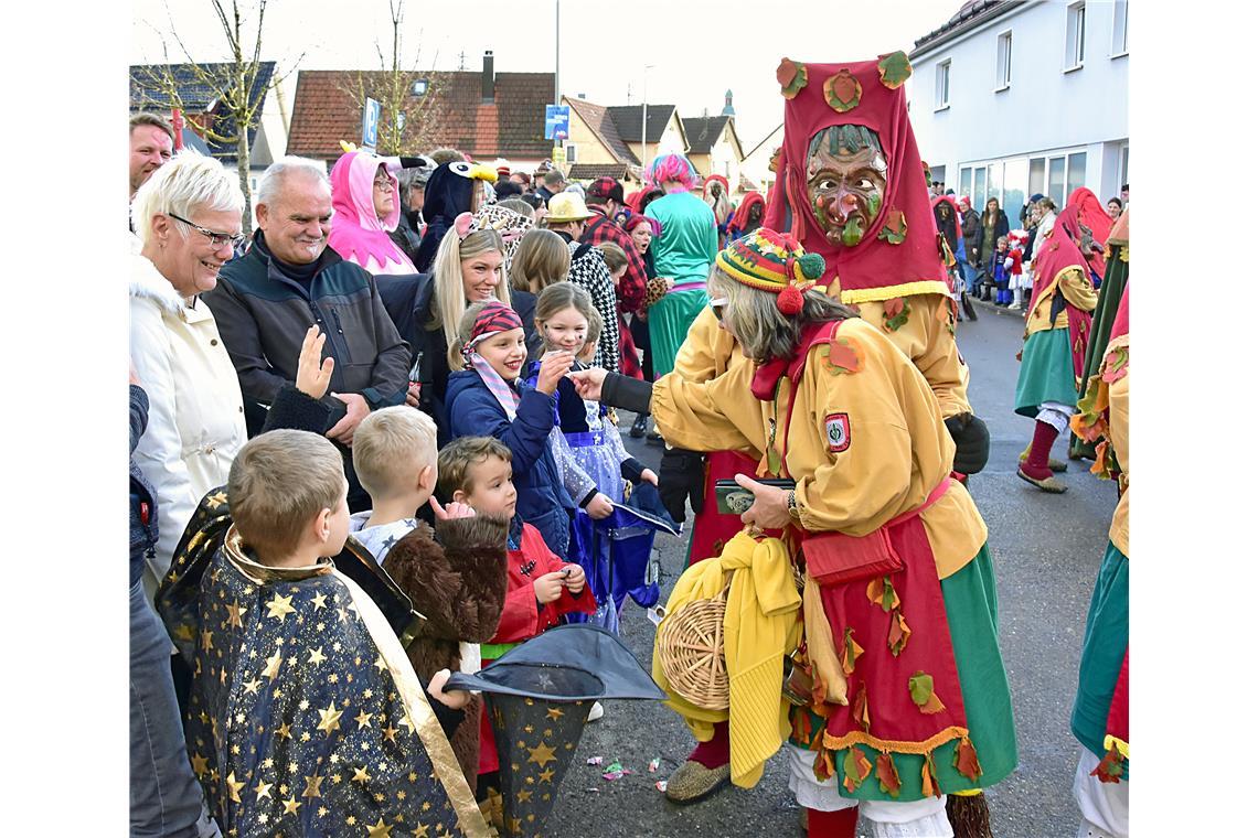 Die Rohrer Burghexen beim Verteilen von Süßigkeiten. Faschingsumzug in Althütte....