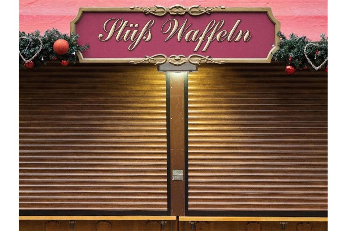 Deutschland im Weihnachts-Lockdown - wie geht es weiter? Die Rollläden einer Waffelbude in der Innenstadt von Göttingen sind geschlossen. Ab Mittwoch gelten die neuen verschärften Regeln zur Eindämmung des Coronavirus. Foto: Swen Pförtner/dpa
