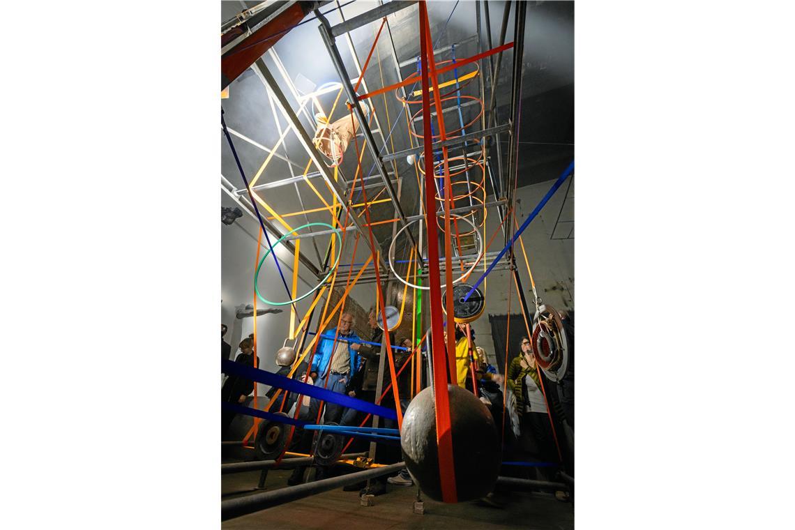 Kunstwerk aus Licht und Dunkel Die Rondos (rechts) sind nicht nur selbst Teil der Show. Teile ihrer Ausrüstung sind auch Gegenstand einer Skulptur (links). Fotos: Alexander Becher