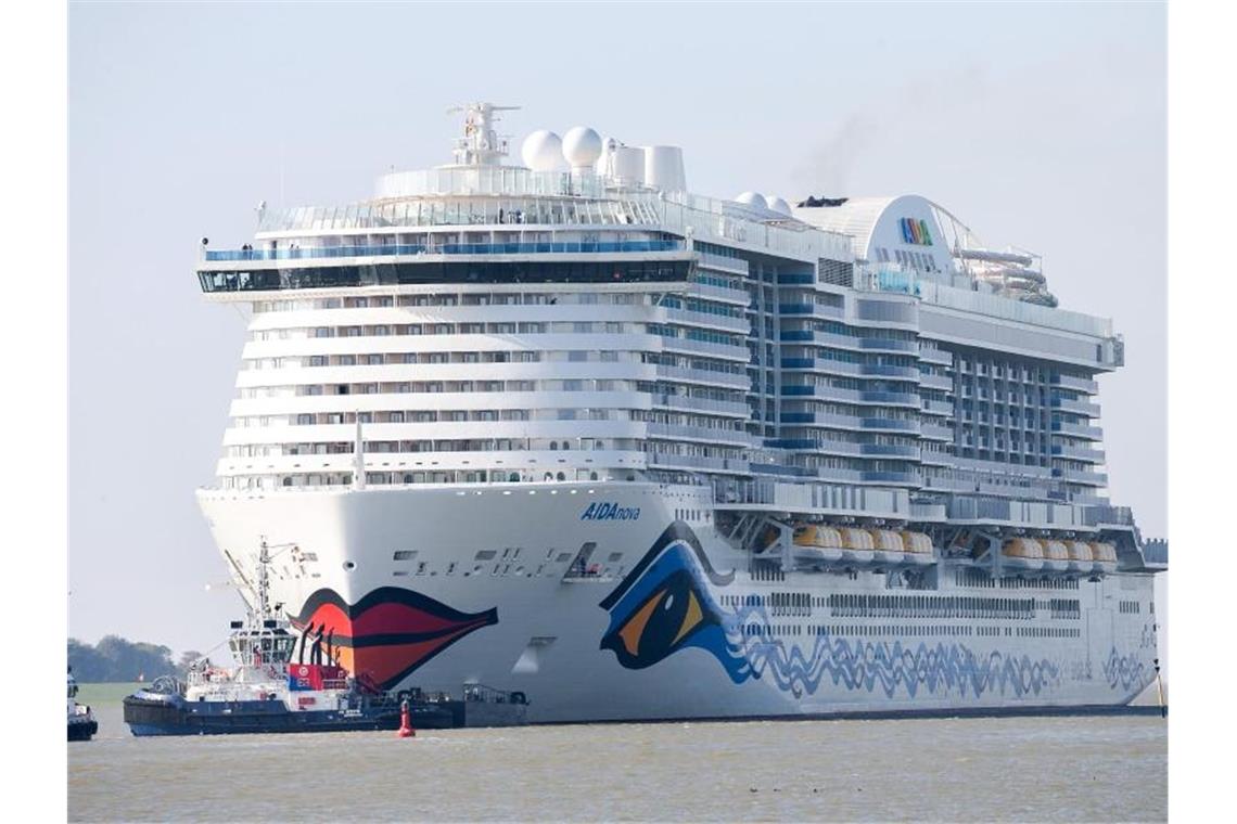 Die Rostocker Kreuzfahrtreederei Aida Cruises stellt die Fahrten ihrer 14 Schiffe umfassenden Flotte wegen der Ausbreitung des Coronavirus zunächst bis Anfang April ein. Foto: Mohssen Assanimoghaddam/dpa