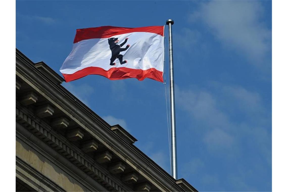 Die rot-weisse Flagge der Stadt mit dem Berliner Bären weht auf dem Dach des Abgeordnetenhauses. Foto: Soeren Stache/dpa