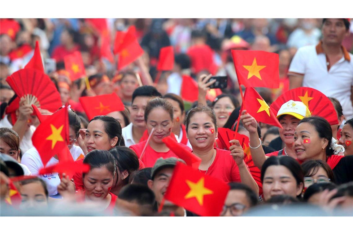 Vietnam inszeniert prächtige Parade zum 80. Nationalfeiertag Die rote Nationalflagge mit gelbem Stern war allgegenwärtig.