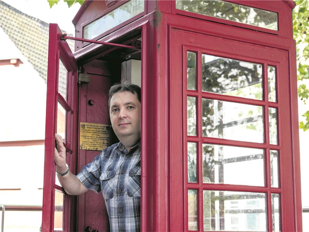 Hoffnung auf neuen Volksentscheid Die rote Telefonzelle ist ein Stück Heimat am Obstmarkt: Der gebürtige Engländer David Whitehead hat inzwischen die deutsche Staatsbürgerschaft angenommen. Da er nicht wisse, wie es weitergeht, habe er sich abgesichert, sagt der Backnanger. Archivfoto: E. Layher