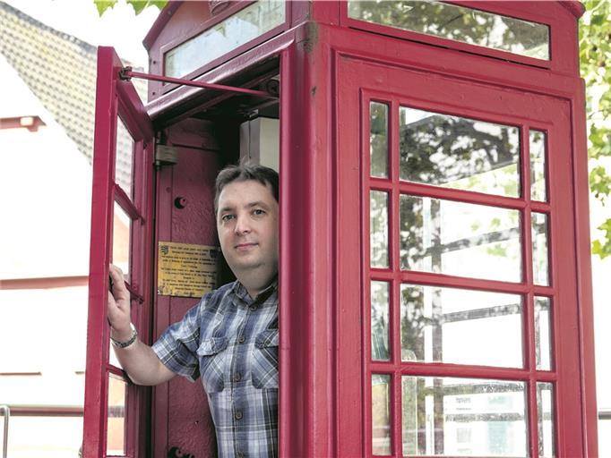 Die rote Telefonzelle ist ein Stück Heimat am Obstmarkt: Der gebürtige Engländer David Whitehead hat inzwischen die deutsche Staatsbürgerschaft angenommen. Da er nicht wisse, wie es weitergeht, habe er sich abgesichert, sagt der Backnanger. Archivfoto: E. Layher