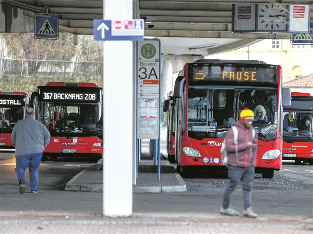 Die roten Busse der Bahntochter FMO prägen seit Jahresbeginn das Straßenbild nicht nur am ZOB Backnang. Foto: A. Becher