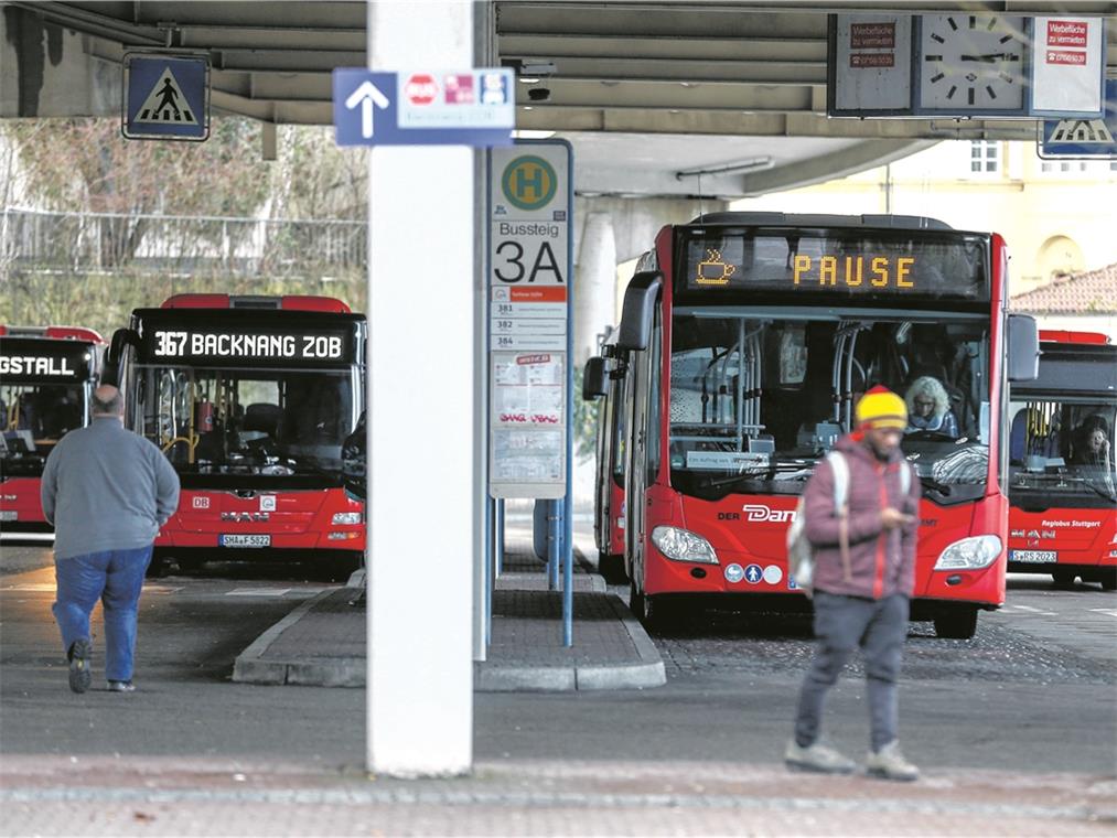 „Anlaufschwierigkeiten sind üblich“ Die roten Busse der Bahntochter FMO prägen seit Jahresbeginn das Straßenbild nicht nur am ZOB Backnang. Foto: A. Becher