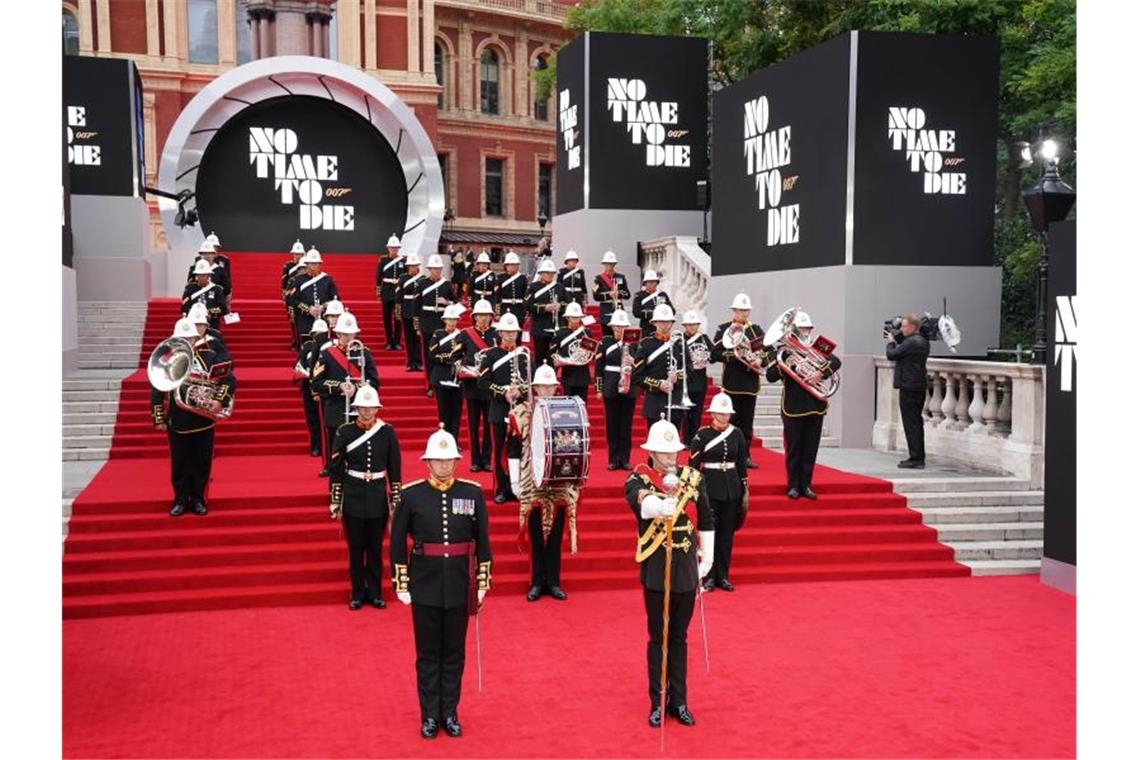 Die Royal Marines Band spielt auf dem roten Teppich vor der Weltpremiere des neuen Bond-Films in der Royal Albert Hall. Foto: Jonathan Brady/PA Wire/dpa