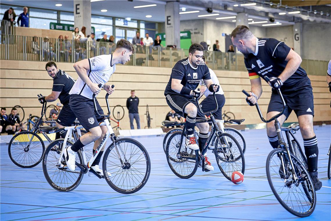 Die RSV-Radballer mit David Piesch (am Ball), Björn Bootsmann (rechts) und Marcel Schüle (ganz links) hoffen vor Heimpublikum als amtierender deutscher Meister auf einen guten Start in die Saison im Fünferradball. Archivfoto: Alexander Becher