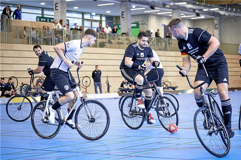 Die RSV-Radballer mit David Piesch (am Ball), Björn Bootsmann (rechts) und Marcel Schüle (ganz links) hoffen vor Heimpublikum als amtierender deutscher Meister auf einen guten Start in die Saison im Fünferradball. Archivfoto: Alexander Becher