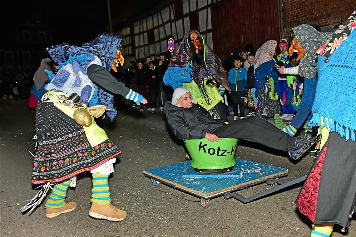 Die Rudersberger Schella Hexa laden zur Mitfahrt auf dem Kotz Kibele ein. Nachtu...