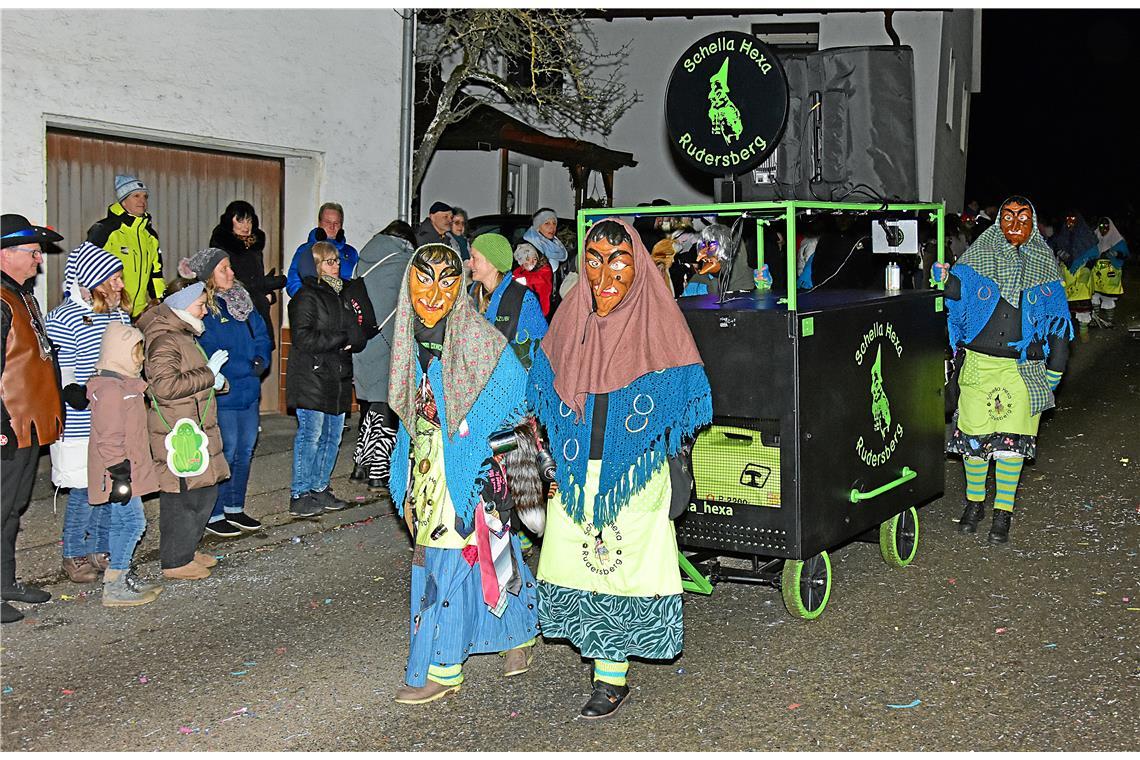 Die Rudersberger Schella Hexa mit ihrem Musikwagen. Nachtumzug der Schbiallomba-...