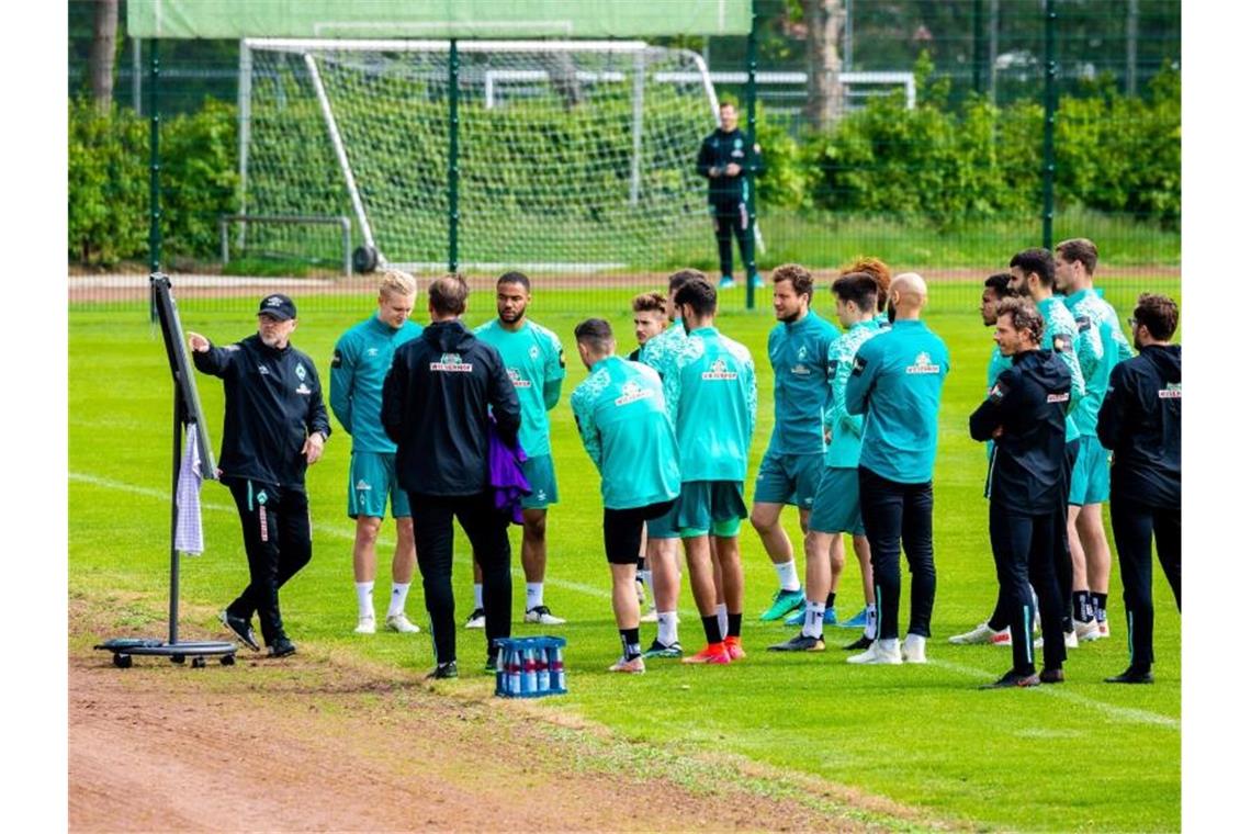 Die Rückkehr von Trainerlegende Thomas Schaaf (l) könnte der berühmte Impuls sein, den Werder Bremen benötigt. Foto: Moritz Frankenberg/dpa