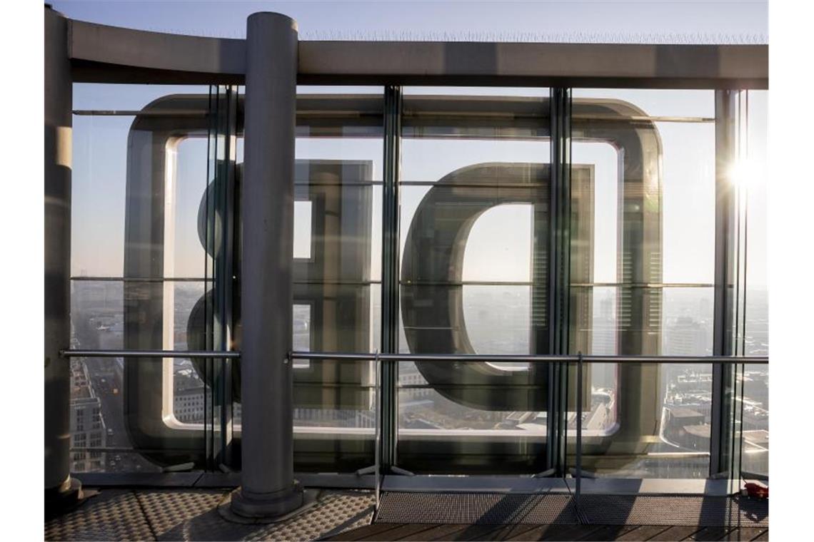 Gewerkschaft: Bei der Bahn droht „dramatischer Stellenabbau“ Die Rückseite des Deutsche Bahn-Logos auf dem Bahntower in Berlin. Foto: Christoph Soeder/dpa