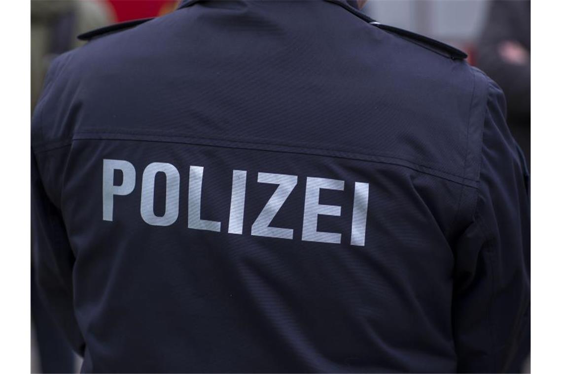 Die Rückseite einer Polizeijacke. Foto: Jens Büttner/Archivbild