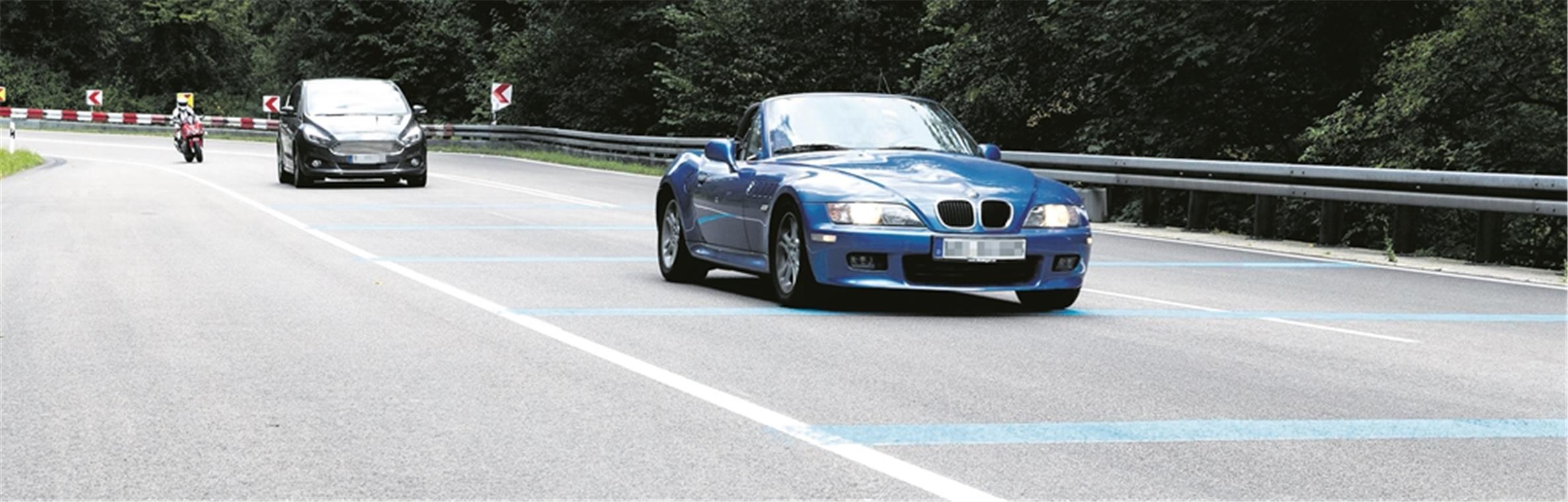 Rüttelstreifen alles andere als leise Die Rüttelstreifen sollen in erster Linie schwere Verkehrsunfälle verhindern und Lärmquellen unterdrücken. Dabei geht es dem Rems-Murr-Kreis nicht darum, Verkehrsteilnehmer zu gängeln. Vielmehr geht es um Lösungen, die ganz bewusst auf ihre Wirkung hin evaluiert werden sollen. Foto: J. Fiedler