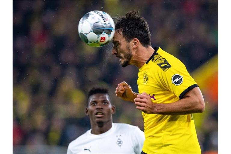 Die Rufe nach dem Dortmunder Mats Hummels (r) werden lauter. Foto: Guido Kirchner/dpa