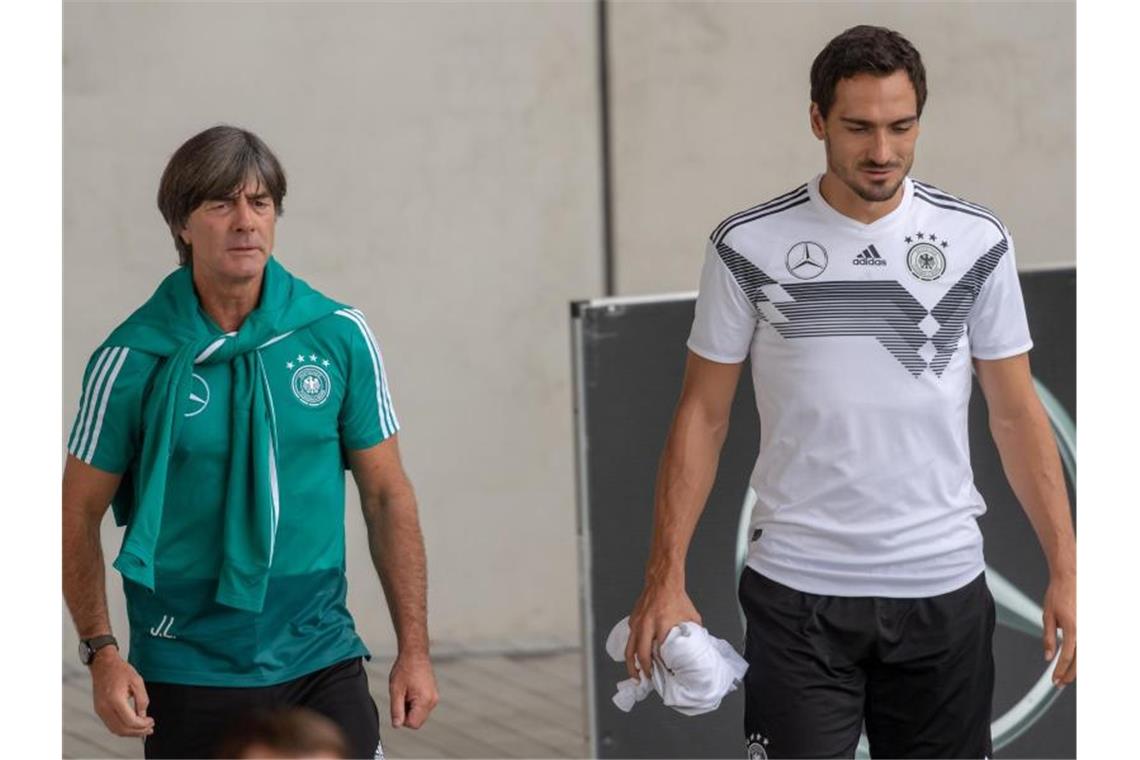 Die Rufe nach einer Rückker von Mats Hummels (r) in die Nationalmannschaft werden lauter. Foto: Peter Kneffel/dpa