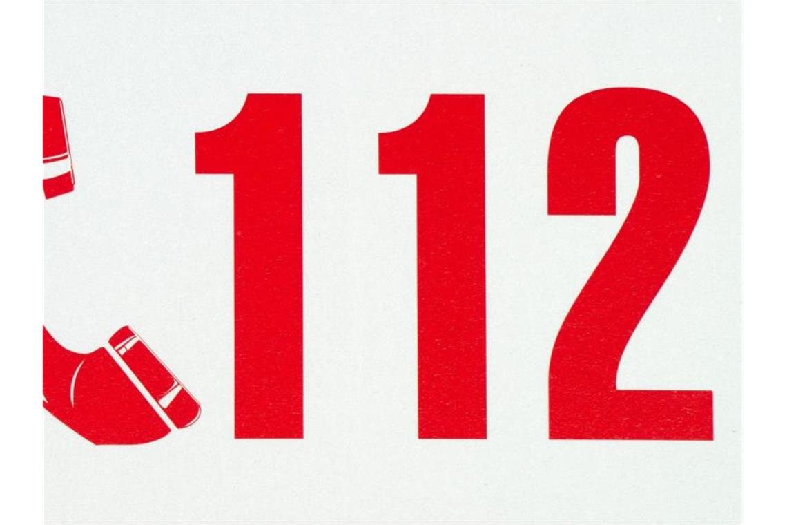 Die Rufnummer der Feuerwehr - „112“ - auf einem Löschfahrzeug. Foto: Armin Weigel/Archivbild