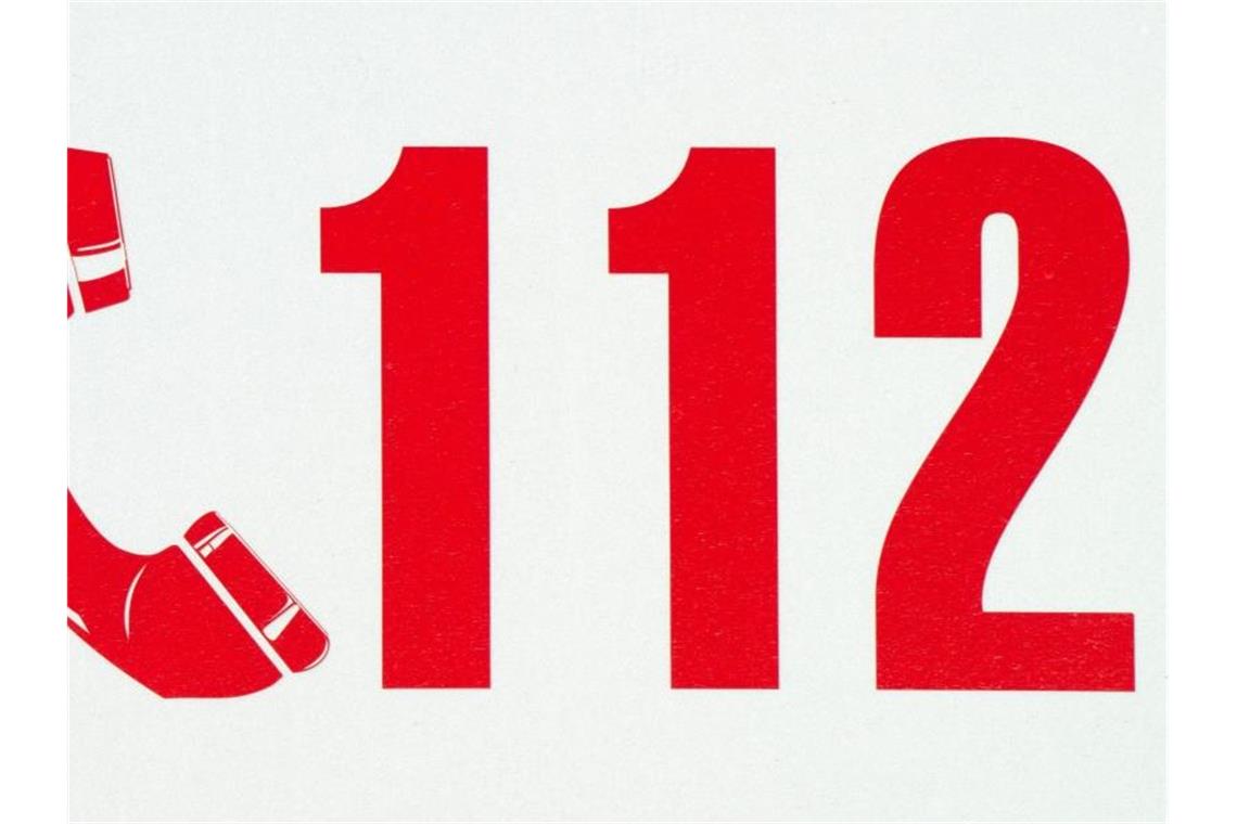 Die Rufnummer der Feuerwehr - „112“ - auf einem Löschfahrzeug. Foto: Armin Weigel/dpa/Archivbild