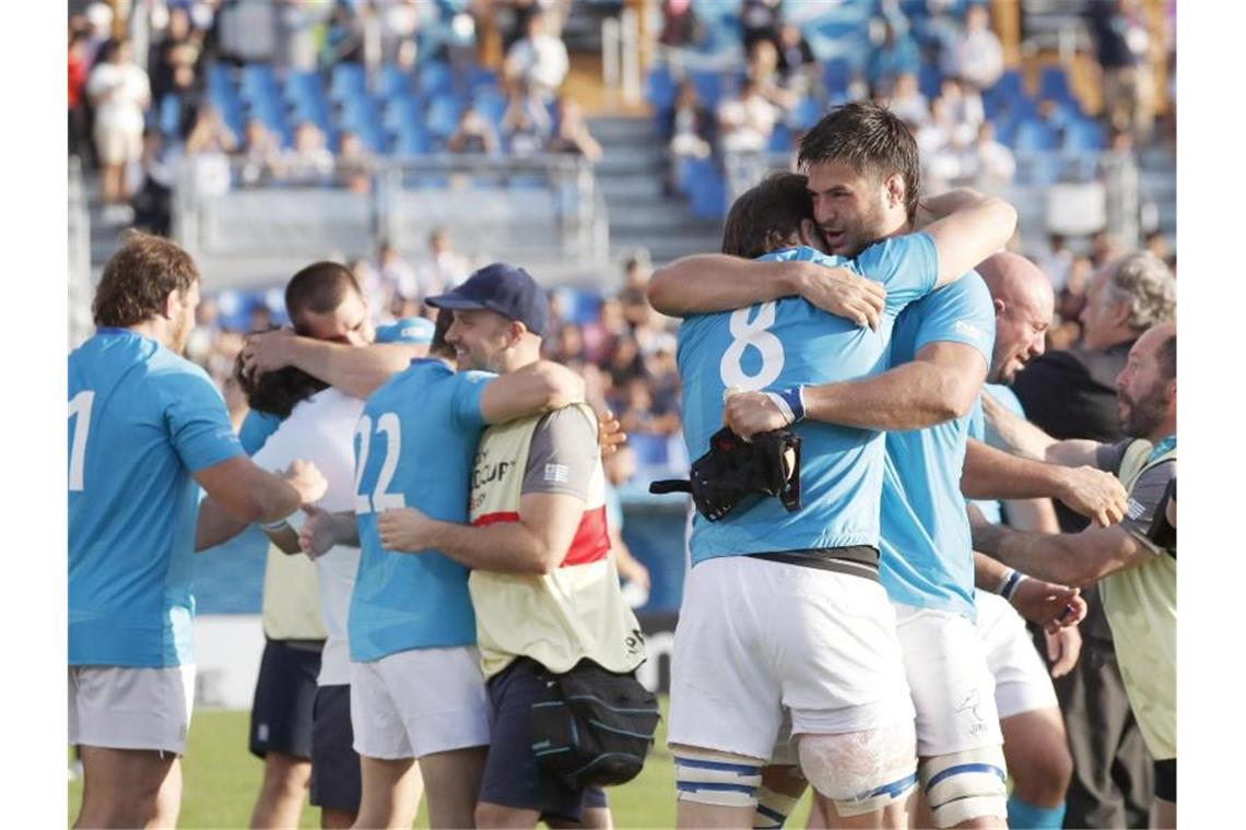 Die Rugby-Auswahl aus Uruguay feiert ihren Überraschungssieg. Foto: ---/kyodo