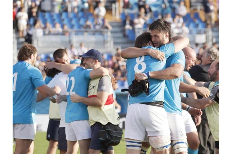 Die Rugby-Auswahl aus Uruguay feiert ihren Überraschungssieg. Foto: ---/kyodo