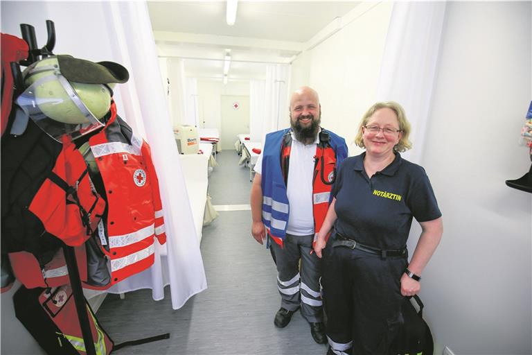Die Ruhe vor dem Sturm: Andreas Esters, Leiter der Bereitschaft des DRK Aspach, und Notärztin Stephanie Haaf sind einige Stunden, bevor das Event beginnt, noch entspannt. Foto: A. Becher