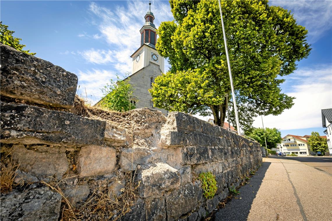 Die rund 180 Meter lange Mauer bei der evangelischen Kirche ist schon seit vielen Jahren in einem schlechten Zustand. Foto: Alexander Becher