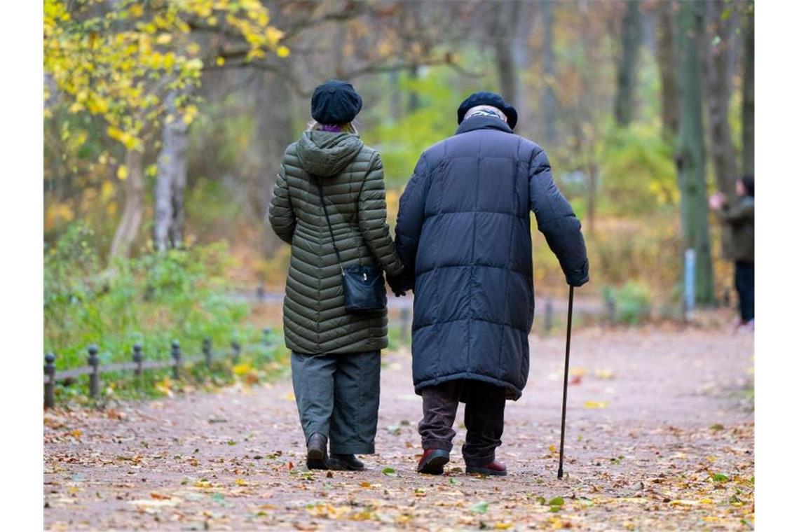 Rentenerhöhung fällt im kommenden Jahr weniger stark aus Die rund 21 Millionen Rentnerinnen und Rentner in Deutschland müssen damit rechnen, dass die Rentenerhöhung nächstes Jahr doch etwas geringer ausfallen wird als erwartet. Foto: Monika Skolimowska/dpa-Zentralbild/dpa