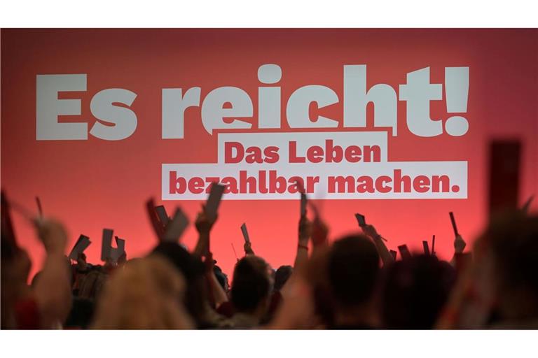 Die rund 500 Delegierten in Potsdam beraten bis Sonntag die Linie der Partei.