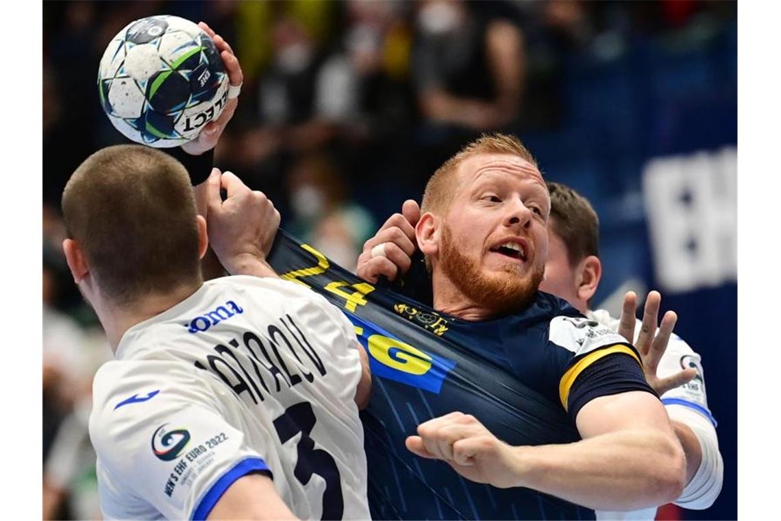 Norwegen mit Kantersieg vor Duell mit deutschen Handballern Die Russen Dmitrii Santalov (l) und Pavel Andreev (r) verteidigen am Wurfkreis gegen Schwedens Kim Gottfridsson. Foto: Marijan Murat/dpa
