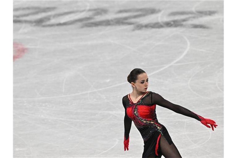 Die Russin Kamila Walijewa verpasste eine Einzel-Medaille. Foto: Peter Kneffel/dpa