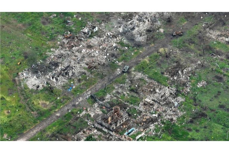 Die russische Armee hat eigenen Angaben zufolge ein Dorf im ostukrainischen Gebiet Donezk erobert.