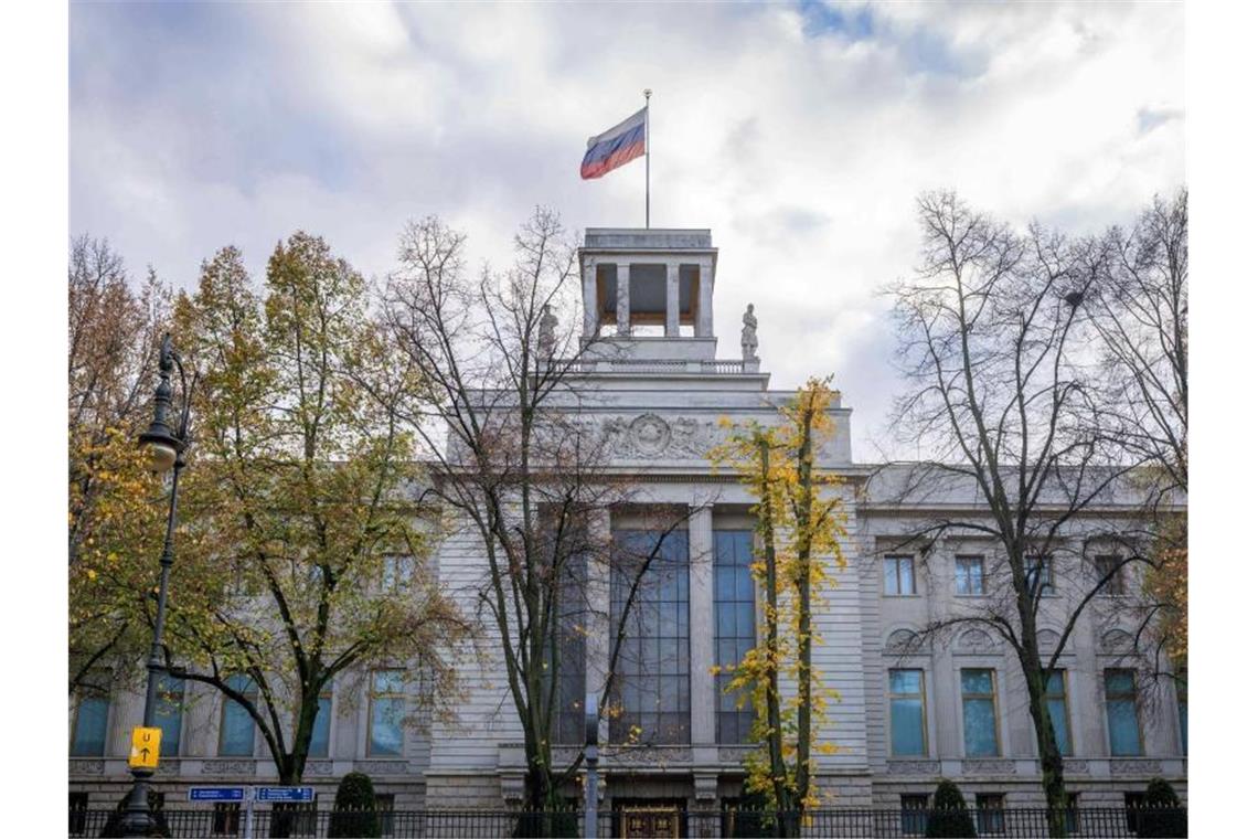 Tod eines russischen Diplomaten löst Spekulationen aus Die russische Botschaft in Berlin. Foto: Kay Nietfeld/dpa