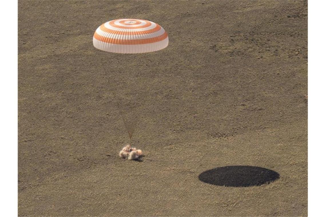 Drei Raumfahrer landen sicher auf der Erde Die russische Raumkapsel Sojus MS-17 landet in einem abgelegenen Gebiet in Kasachstan. Foto: Bill Ingalls/NASA/AP/dpa