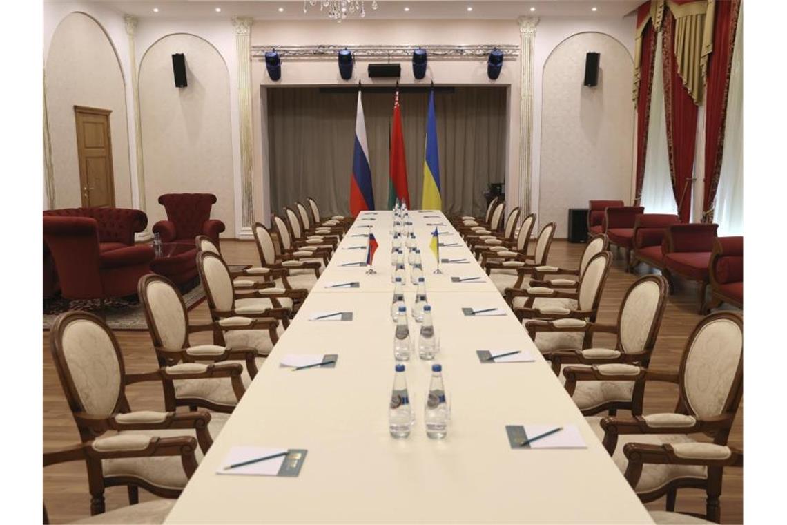 Humanitäre Hilfe für die Ukraine - Lebensmittel aus Japan Die russische und die ukrainische Delegation kommt in in der Region Gomel an den Ufern des Flusses Pripjat zusammen. Foto: Sergei Kholodilin/BelTA/AP/dpa
