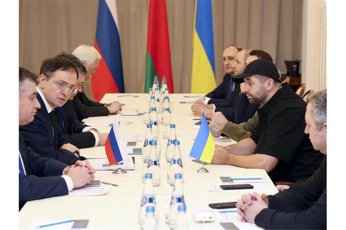 Friedensgespräche am Donnerstag - neue Angriffe auf Kiew Die russische und die ukrainische Delegation (l.) beim ersten Treffen in Gomel, Belarus. Foto: Sergei Kholodilin/BelTA/AP/dpa