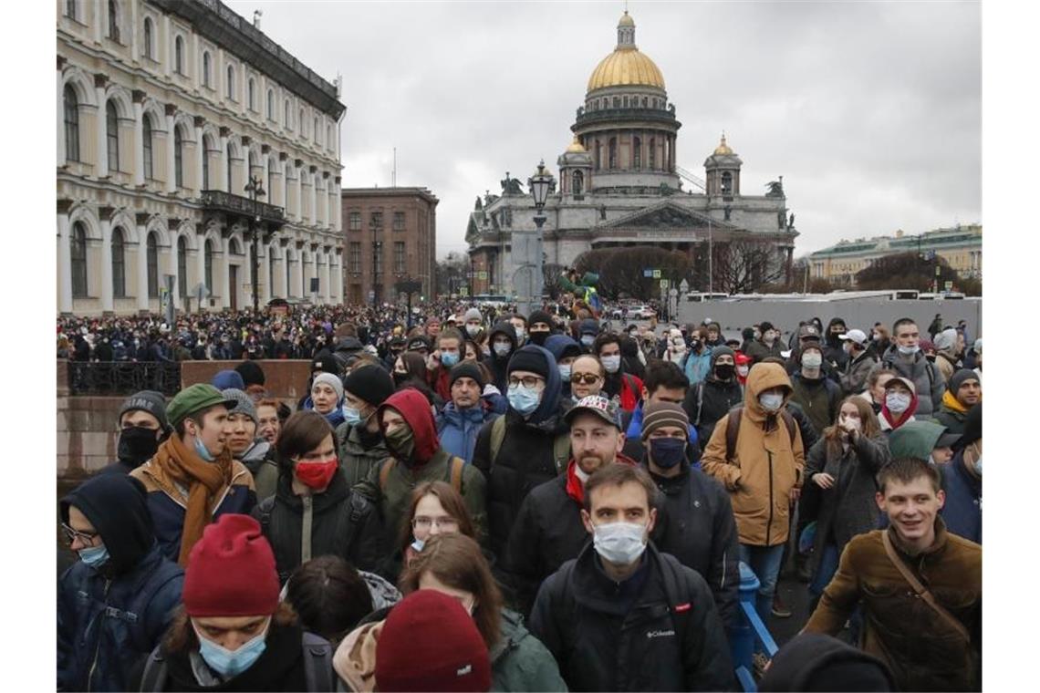 Hunderte Festnahmen bei Pro-Nawalny-Demos in Russland Die russischen Behörden hatten davor gewarnt, an den nicht genehmigten Protesten für Kremlgegner Nawalny teilzunehmen. Viele Russinnen und Russen hielt das nicht ab - wie hier in St. Petersburg. Foto: Dmitri Lovetsky/AP/dpa