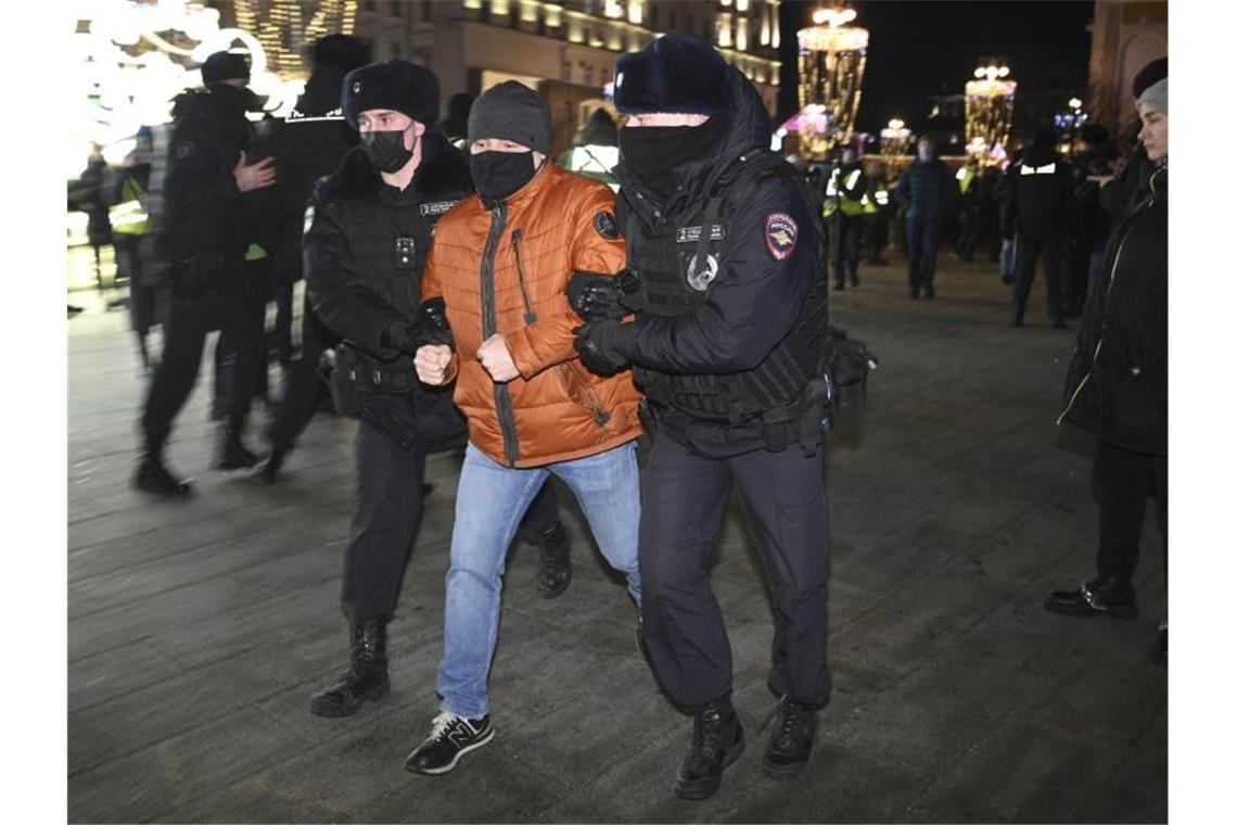 Russland: 1700 Festnahmen bei Anti-Kriegs-Demos Die russischen Behörden hatten vor Protestaktionen gewarnt und mit Festnahmen gedroht. Foto: Dmitry Serebryakov/AP/dpa