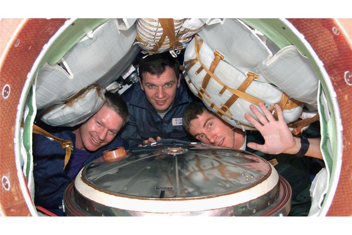 "Unwahrscheinlichste Maschine": 25 Jahre Crew auf der ISS Die russischen Kosmonauten Juri Gidsenko (M) und Sergej Krikaljow (r) und der amerikanische Astronaut William Shepherd (l) posieren vor dem Abflug in der Sojus TM31-Rakete. (Archivbild)