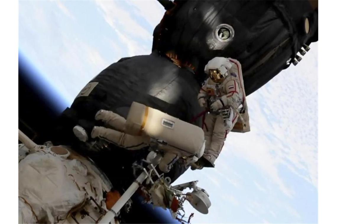 Kosmonauten überprüfen bei ISS-Außeneinsatz mysteriöses Loch Die russischen Kosmonauten Oleg Kononenko (r) und Sergei Sergej Prokopjew untersuchen einen Teil des angedockten Raumschiff Sojus MS-09. Foto: Nasa/ap