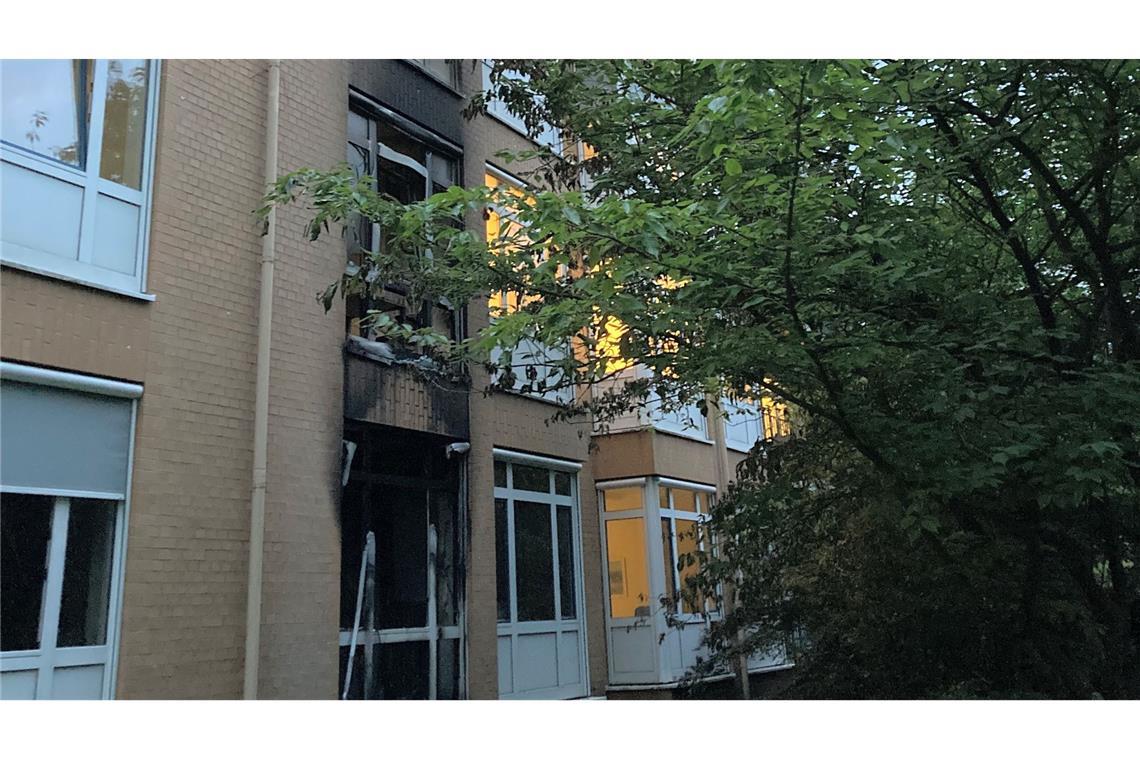 Tote bei Klinikbrand sind 84, 85 und 87 Jahre alt Die Rußspur reicht bis fast unter das Dach.