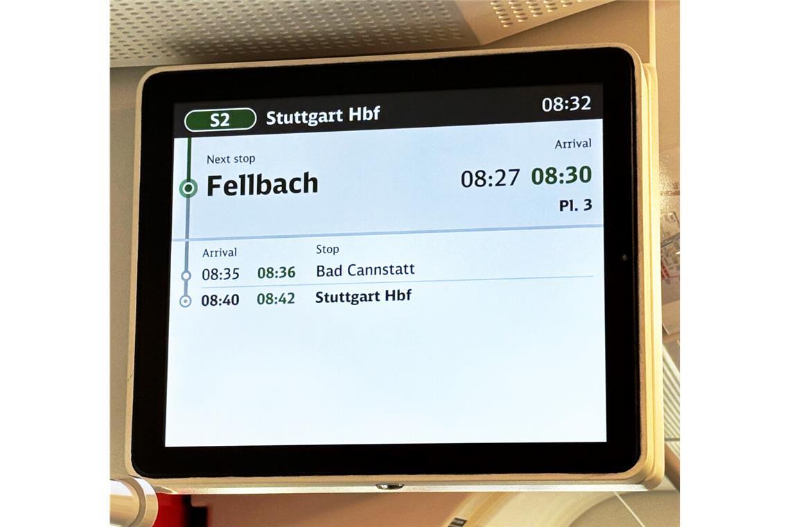 Die S-Bahn soll um 8.30 Uhr in Fellbach ankommen, laut Anzeige ist es aber bereits 8.32 Uhr – eine Fehlinformation.