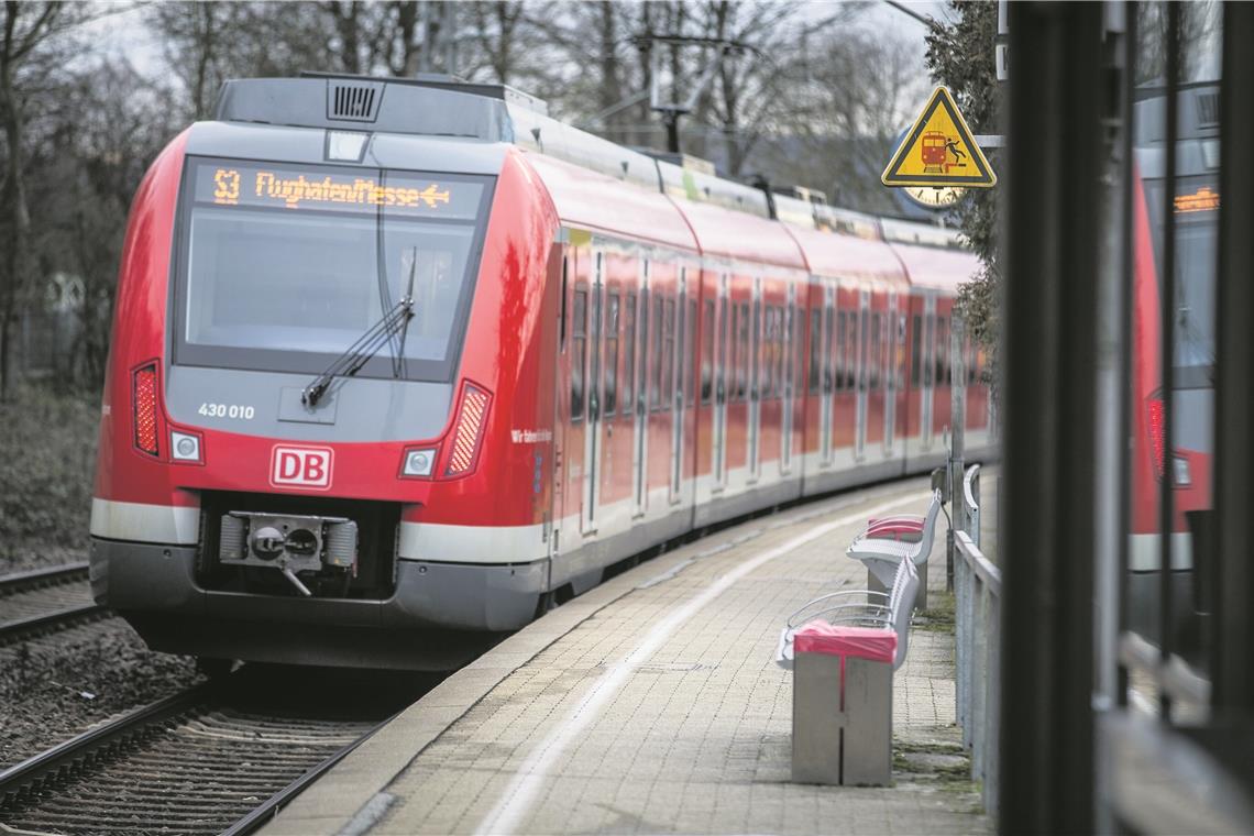 Die S-Bahn soll wieder pünktlicher werden. Dazu ist der Einsatz zusätzlicher Fahrzeuge und neuer Technik geplant. Foto: A. Becher