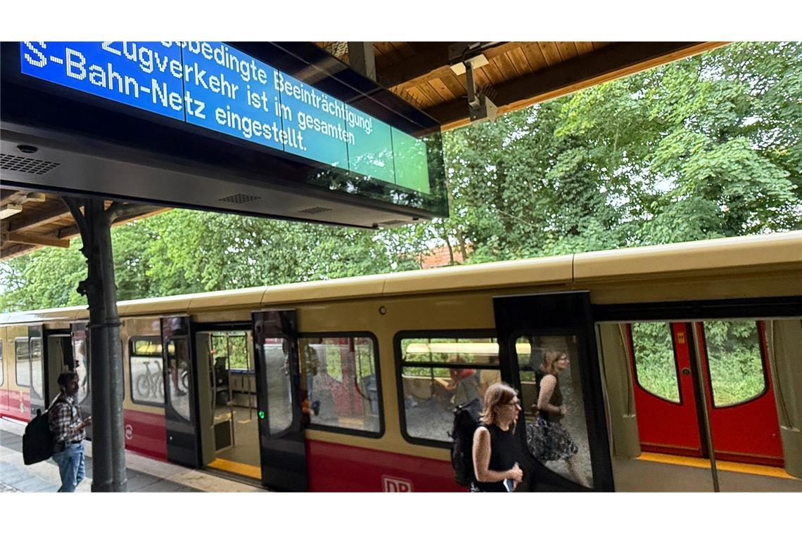 Nach Sturm-Chaos: Bahn-Verkehr in Berlin weiter gestört Die S-Bahnen standen in Berlin für mehrere Stunden still.